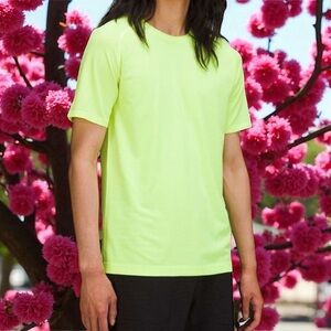LULULEMON Metal Vent Tech Short Sleeve Shirt 2.0 in Electric Lemon / Highlight L